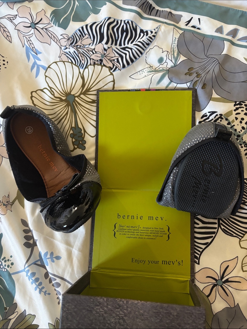bernie mev. Foldable Black and Silver Ballet Flats